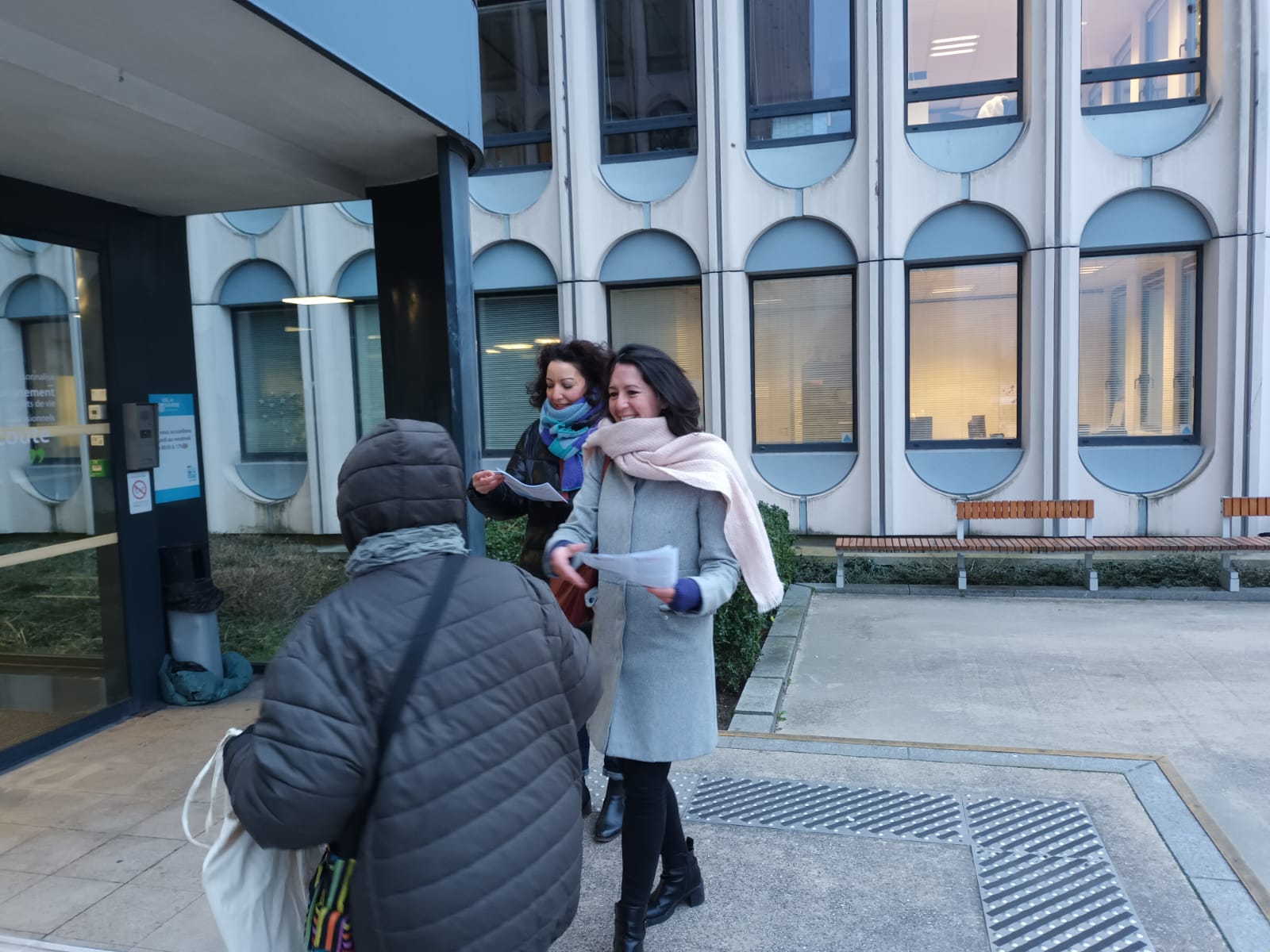 Lundi 8 janvier 2024, Fatiha Aggoune et Marion Martin, à la rencontre des agents et usagers de l'Immeuble Solidarités du Département, à Créteil.